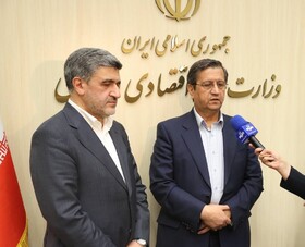 وزیر اقتصاد: با هماهنگی  وزارت صمت، سازمان بورس و شورای رقابت، خودرو در بورس کالا عرضه می‌شود/   همتی: از نظر وزارت اقتصاد مانعی برای عرضه خودرو در بورس کالا وجود ندارد/ صیدی: شورای رقابت را برای عرضه خودرو در بورس کالا قانع می‌کنیم